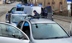 Podczas kontroli odmówił podania danych osobowych i...zamknął się w samochodzie