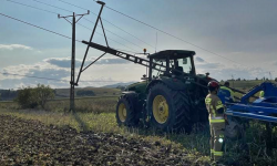 Traktor uszkodził słup energetyczny. Interweniowali strażacy i pogotowie energetyczne