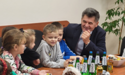 Pierwszoklasiści ze Szkoły Podstawowej nr 3 w Ząbkowicach Śląskich z wizytą u starosty