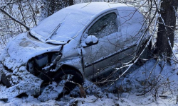 Citroen wypadł z drogi w Kamieńcu Ząbkowickim