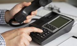 Oszuści dzwonią na telefony stacjonarne i podają się za funkcjonariuszy. Policja ostrzega