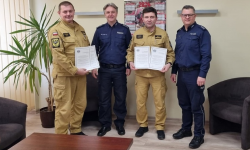 Policjanci podziękowali strażakom za pomoc w akcji poszukiwawczej