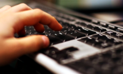 37-latek dał zwieść się oszustowi, który podszył się pod jego siostrę. Stracił pieniądze