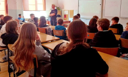 Hejt to nie „zabawa” . Spotkanie policjantki z uczniami ziębickiej czwórki