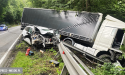 Wypadek z udziałem samochodu ciężarowego i dwóch osobówek za Złotym Stokiem. Droga zablokowana