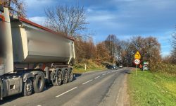 Zderzenie pojazdu ciężarowego i dwóch osobówek między Henrykowem a Brukalicami