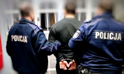 Kolejni poszukiwani wpadli w ręce policji. Jeden z nich...sam wezwał mundurowych na interwencję