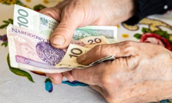 Zawiesiła na płocie reklamówkę z kilkudziesięcioma tysiącami złotych. Padła ofiarą oszusta