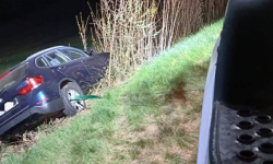 BMW wypadło z jezdni na drodze krajowej nr 46 w Mąkolnie