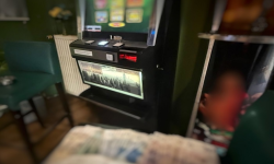 Zabezpieczono nielegalne automaty i gotówkę. Wspólna akcja policji i KAS w Ząbkowicach Śląskich