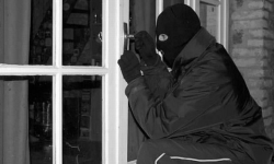 Seria włamań do domów jednorodzinnych w Jaworku. Policja apeluje do mieszkańców o pomoc