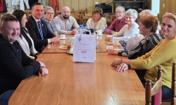 Seniorzy otrzymali opaski bezpieczeństwa