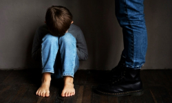 Interwencja w szkole. Zatrzymano mężczyznę podejrzewanego o przemoc wobec dziecka i jego matki