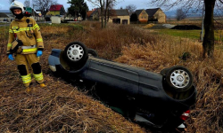 Volkswagen dachował w Wadochowicach. Kierująca w szpitalu