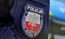 Nieodpowiedzialny kierowca zatrzymany przez policjanta jadącego na służbę