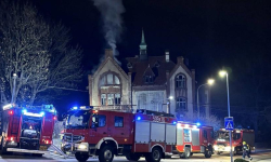 Pożar budynku po byłej szkole w Ząbkowicach Śląskich. Na miejscu kilka zastępów straży pożarnej