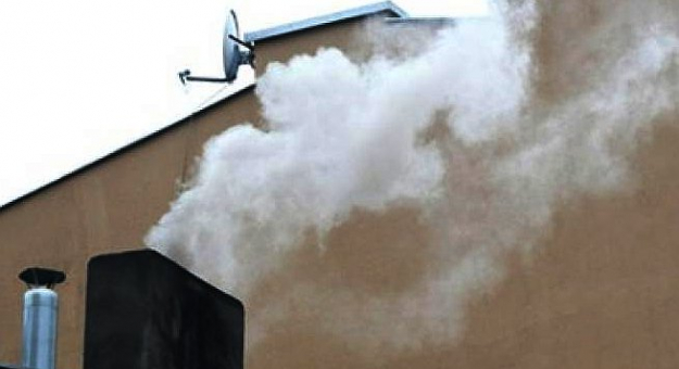 Aż 70 procent domów w Polsce wykorzystuje tzw. kopciuchy - najbardziej prymitywne piece emitujące duże ilości pyłów i substancji rakotwórczych