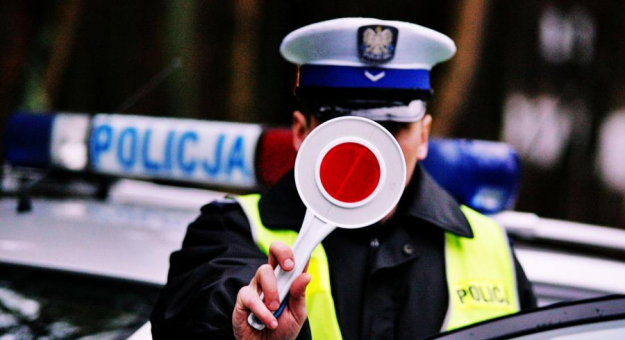 Podczas ubiegłorocznego czerwcowego długiego weekendu tylko na drogach w województwie dolnośląskim doszło do 28 wypadków, w wyniku których zginęły 3 osoby, a 29 zostało rannych. Policjanci zatrzymali też 128 pijanych kierowców
