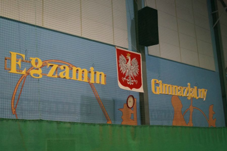 Uczniowie z ząbkowickiego gimnazjum nr 1 przed egzaminem humanistycznym