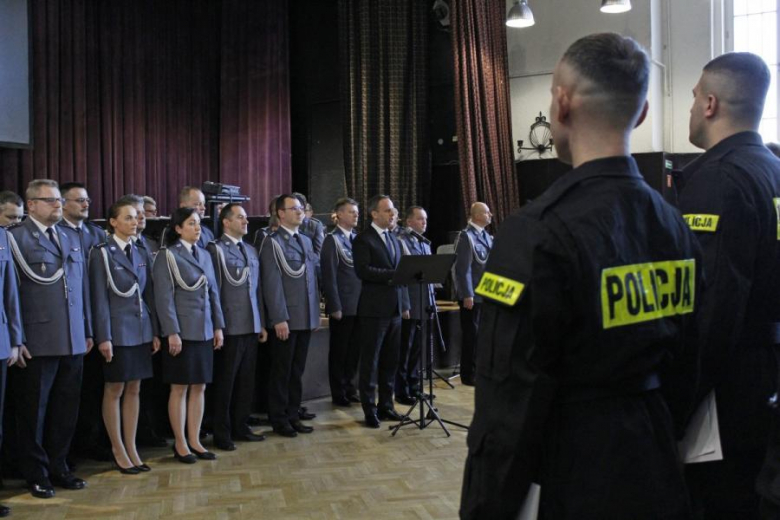 Ślubowanie nowych policjantów przyjętych w szeregi dolnośląskiej policji