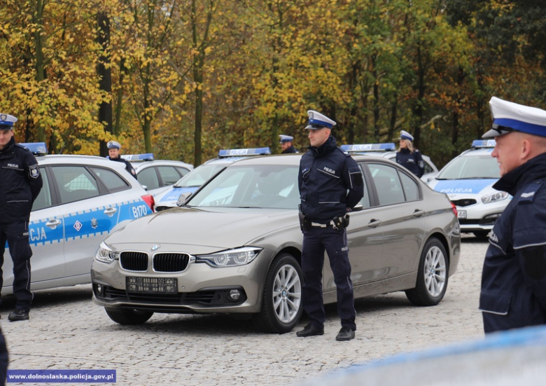 Policjanci z Dolnego Śląska otrzymają nowe pojazdy marki BMW i Kia