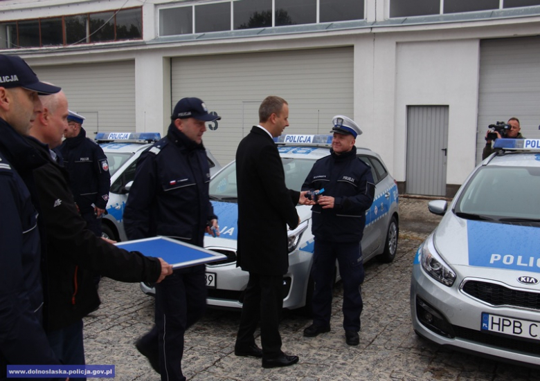 Policjanci z Dolnego Śląska otrzymają nowe pojazdy marki BMW i Kia
