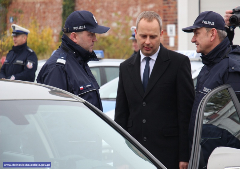 Policjanci z Dolnego Śląska otrzymają nowe pojazdy marki BMW i Kia