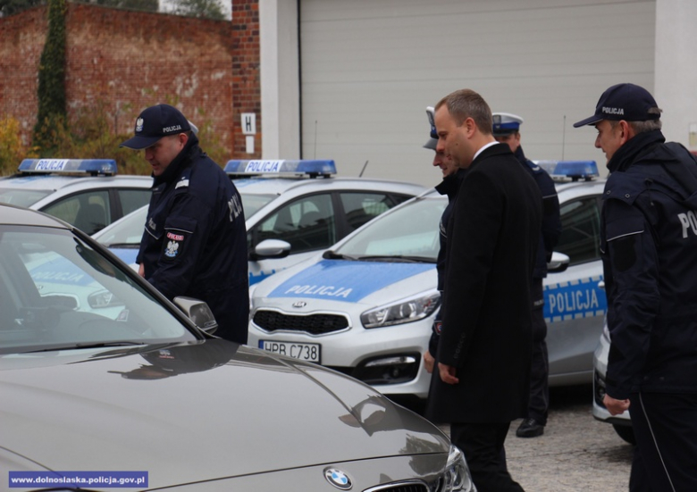 Policjanci z Dolnego Śląska otrzymają nowe pojazdy marki BMW i Kia