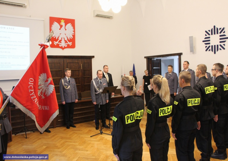 Ślubowanie nowych policjantów przyjętych w szeregi dolnośląskiej policji