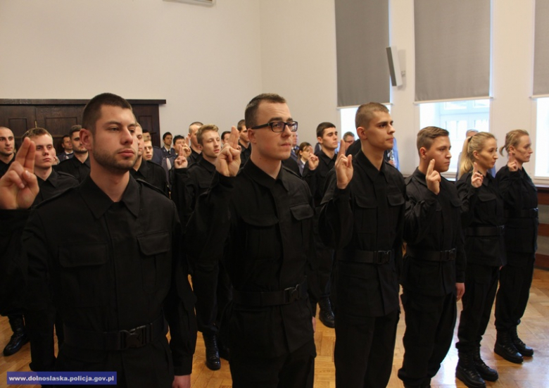 Ślubowanie nowych policjantów przyjętych w szeregi dolnośląskiej policji