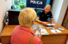 Policjanci współpracując z ZUS ostrzegają seniorów przed oszustami