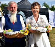 Dożynki gminne w Srebrnej Górze. Były obrzędy dożynkowe, wyścigi traktorów i Miły Pan [foto]