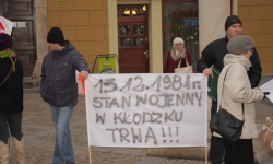 Prostestowali przed ratuszem w rocznicę stanu wojennego [foto]
