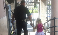 Małe dziecko bez opieki na ulicy w Kłodzku