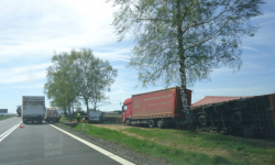 Samochód ciężarowy w rowie pod Ząbkowicami