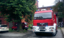 Gwałtowny wiatr złamał drzewo. Samochód osobowy uszkodzony