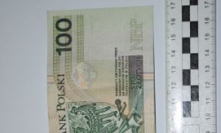  Fałszywa „stówka” 