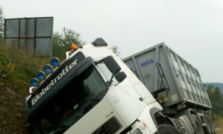 Ciężarówka w rowie [foto]