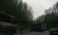 Ciężarówka uderzyła w bariery energochłonne
