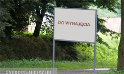 Chcieli zarobić na otwarciu elektromarketu. Nielegalnie postawili banery reklamowe