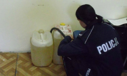 Ukradł sąsiadowi sto litrów paliwa. Pojemniki były za ciężkie, więc...