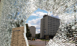 Bez powodu stłukł kamieniem witrynę w sklepie