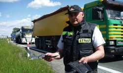 Pijany kierowca uderzył w malowarkę do pasów 