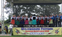 Śpiewy i tańce na stadionie w Stolcu