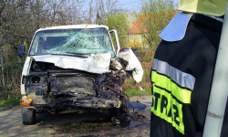 Samochód uderzył w drzewo. Jedna osoba nie żyje