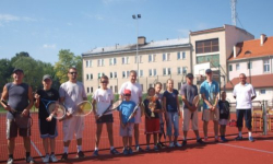 Rodzinne granie w tenisa ziemnego