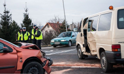 Kłodzko: Zderzenie busa z osobówką na DK8, cztery osoby trafiły do szpitala 