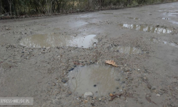 Naprawią drogę zniszczoną podczas budowy mostu w Ożarach