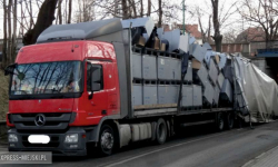 TIR nie zmieścił się pod wiaduktem