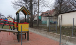 Wandale zniszczyli ogrodzenie na placu zabaw